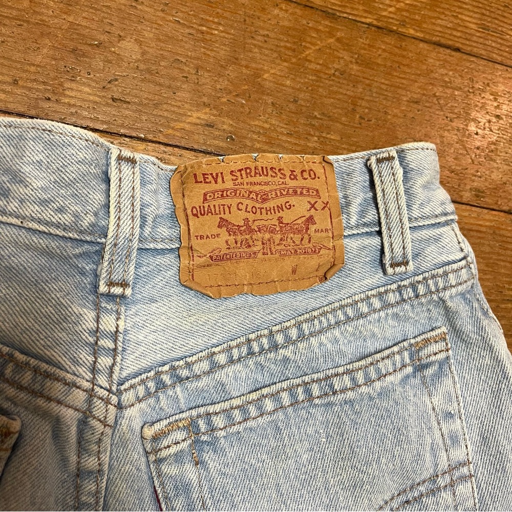Levis Shorts - Picture 3 of 5